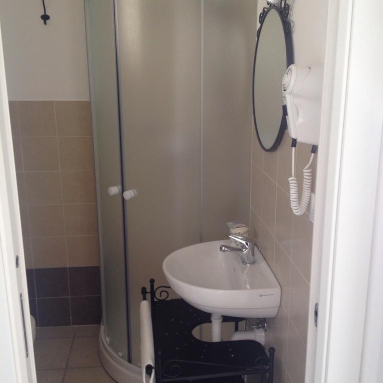 Appartamento con 2 Camere da Letto, Vista Mare e Giardino Privato